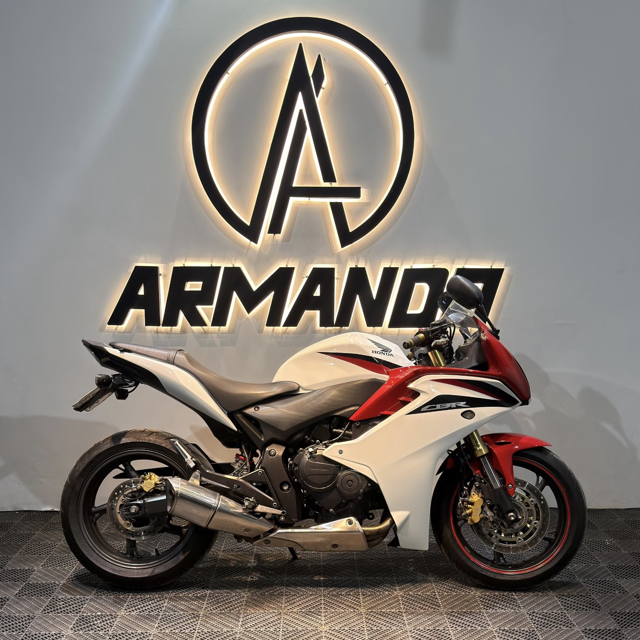 Honda CBR 600F branca e vermelha exposta no showroom da Armando Motos