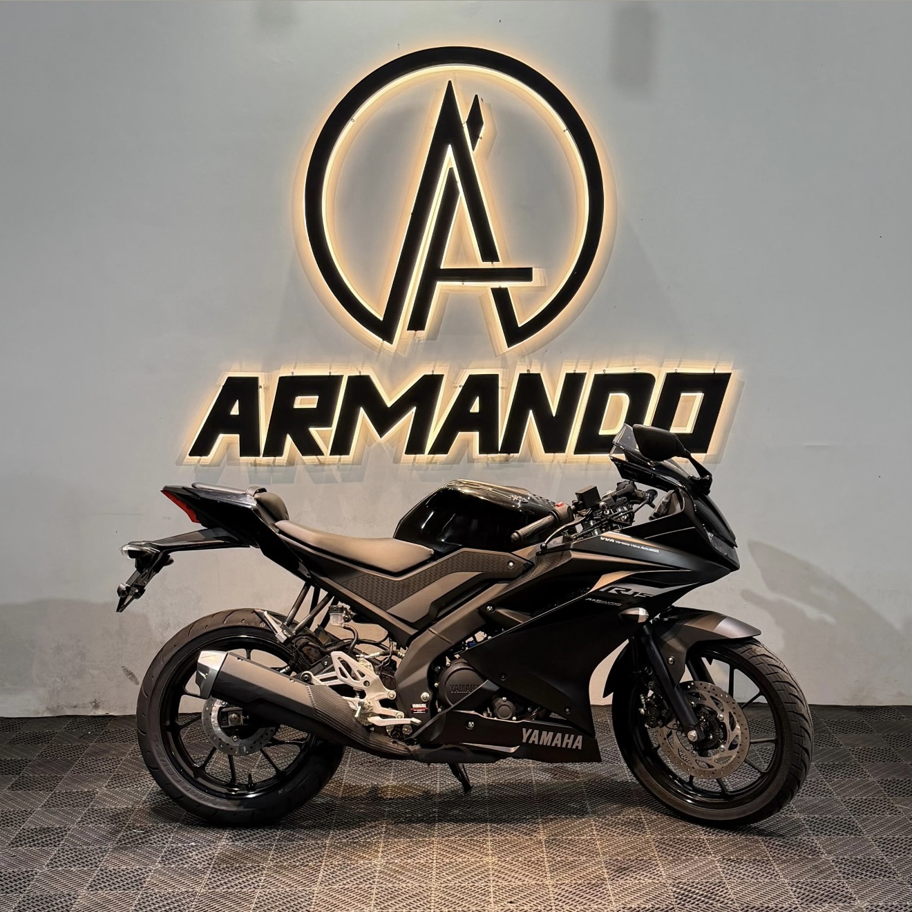 Yamaha R-15 preta exposta no showroom da Armando Motos