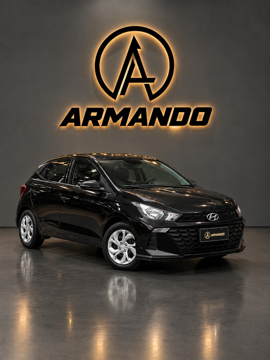 Hyundai HB20 preto exposto no showroom da Armando Motos