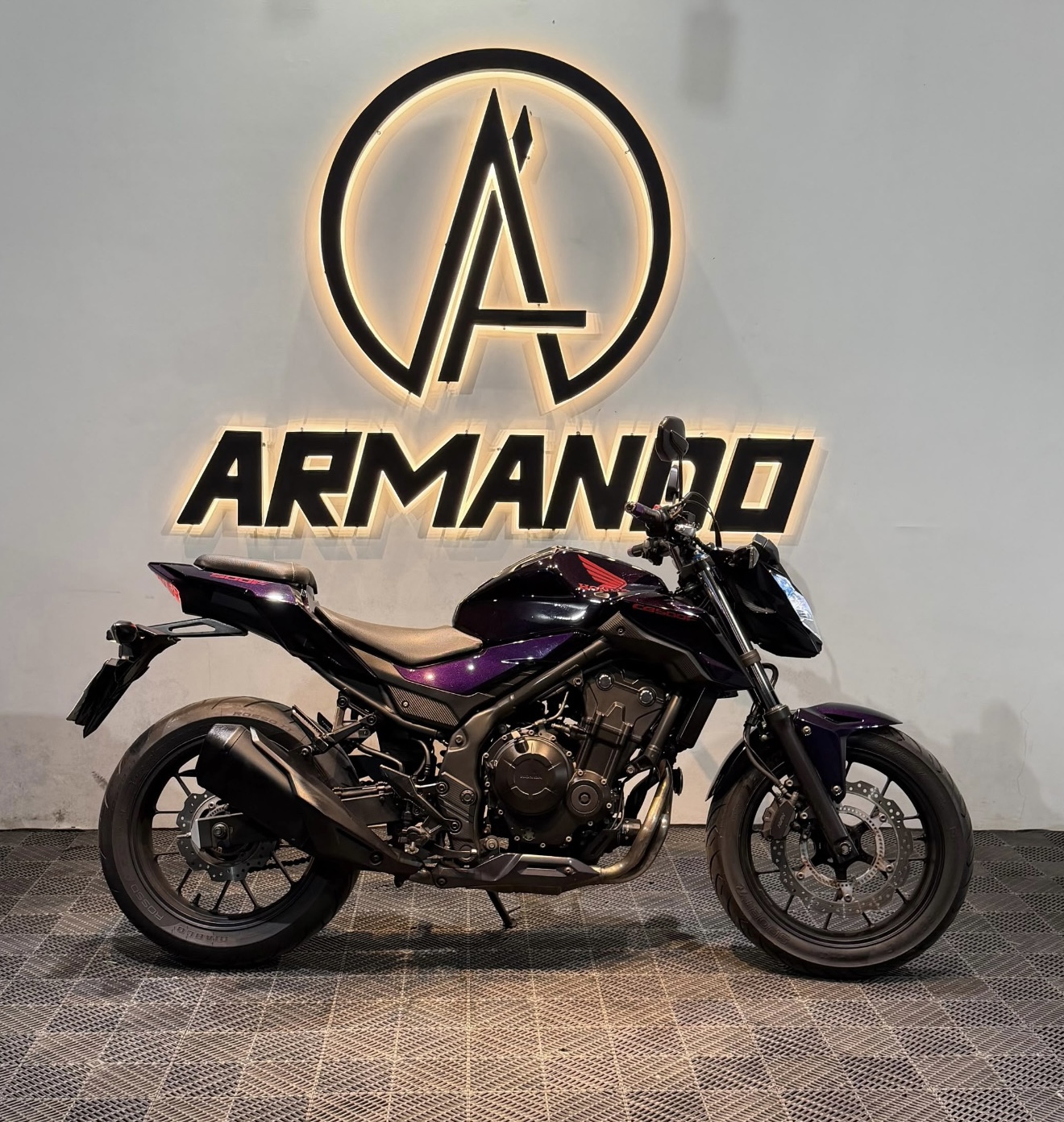 Honda CB 500F roxa exposta no showroom da Armando Motos