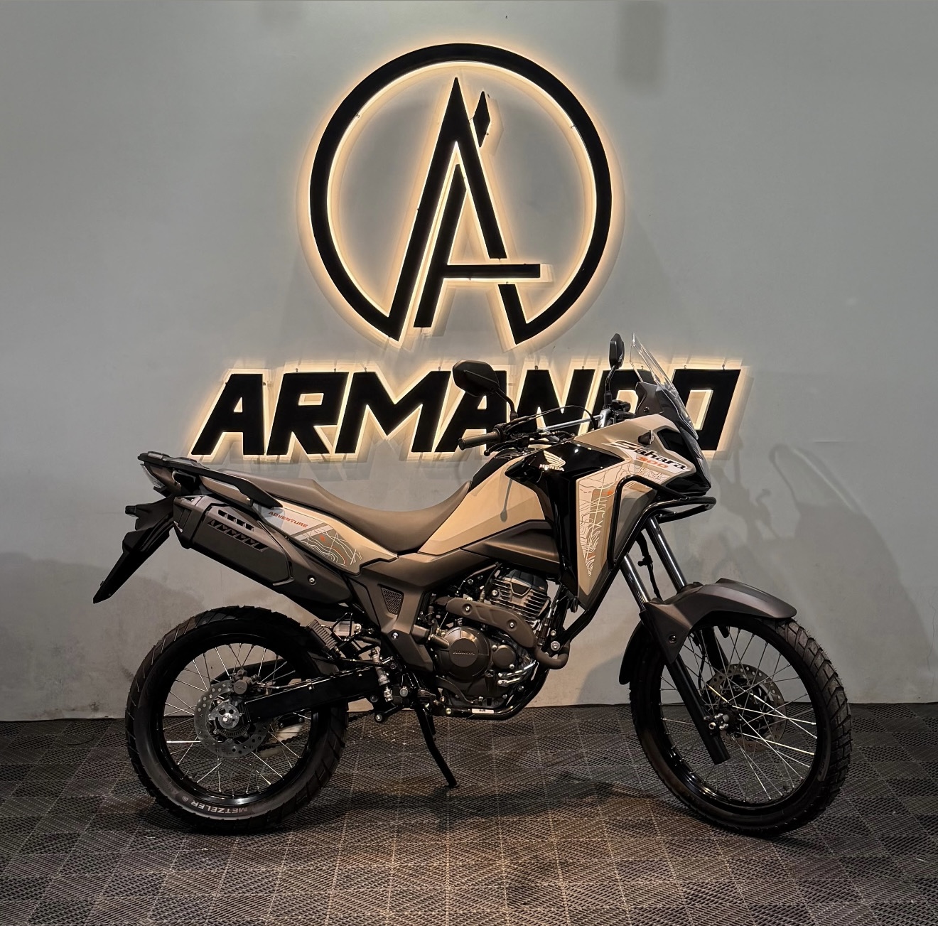 Honda Sahara 300 Adventure bege e preta exposta no showroom da Armando Motos